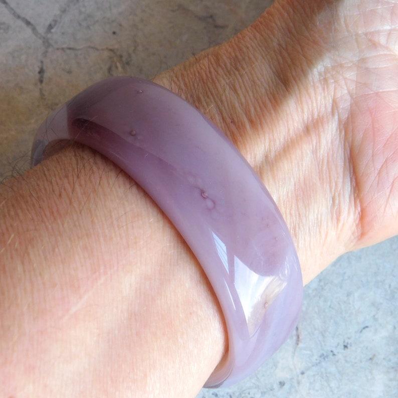 Purple Lavender Swirled Art Glass 78 Inch Wide Violet White Diagonal Stripes Mod Wide Bracelet Vintage Solid Glass Cuff Bracelet