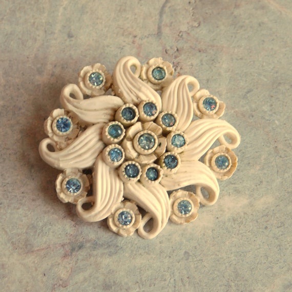 Vintage 1940s Celluloid Brooch with Rhinestones -… - image 2