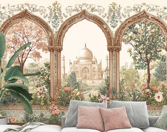 Puede incluir: Un mural detallado que representa el Taj Mahal visto a través de tres ventanas arqueadas. Las ventanas están enmarcadas con columnas ornamentadas y diseños florales. Árboles y flores rodean el edificio, con un sofá y cojines en primer plano.