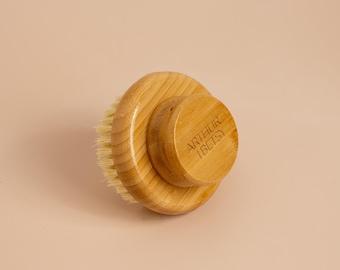 Cepillo corporal, cepillo seco, cepillado corporal en seco, exfoliación natural, cepillo de baño, cepillo de ducha, cepillado de la piel