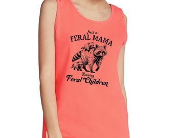 Camiseta sin mangas "Just a Feral Mama Raising Feral Children": diseño gráfico de vacaciones de verano con espalda deportiva 285547