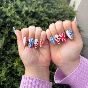 Ongles pressés sur le thème du clown/cirque