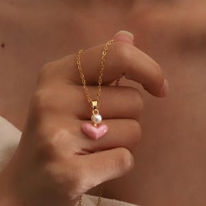 Collar de perlas de agua dulce / Dije de esmalte de corazón rosa / Regalo de cumpleaños y San Valentín para ella / Idea de regalo de joyería única