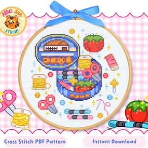 Puede incluir: Patrón de punto de cruz en un aro de madera, que representa un kit de costura azul con nociones de costura, un alfiletero de tomate y tijeras. El diseño incluye el texto "Cross Stitch PDF Pattern" y "Instant Download". Una cinta azul está atada en la parte superior.