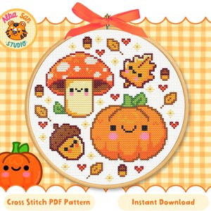 Op de afbeelding: Een kruissteekpatroon met een lachende oranje pompoen, paddenstoel, eikel en bladeren. Het ontwerp is geplaatst in een houten hoepel en vastgebonden met een oranje lint. Tekst onderaan luidt "Cross Stitch PDF Pattern" en "Instant Download".