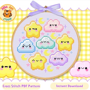 Puede incluir: Un patrón de punto de cruz con estrellas, nubes y lunas sonrientes en colores pastel. El diseño está enmarcado en un aro de madera y atado con una cinta morada. El texto dice "Cross Stitch PDF Pattern" y "Instant Download".