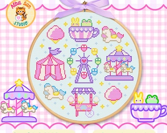 Op de afbeelding: Een ronde houten borduurring met een kruissteekpatroon met een kermis-thema. Het ontwerp bevat een roze circustent, een paars reuzenrad, een draaimolen, een eetkraam en kleine iconen van een theekopje met dieren en een ijsje.