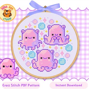 Puede incluir: Un patrón de punto de cruz con tres pulpos rosas y morados con caras sonrientes, rodeados de estrellas y burbujas, en un aro de madera. El texto dice "Cross Stitch PDF Pattern" y "Instant Download".