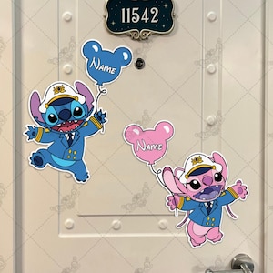 Puede incluir: Dos personajes de dibujos animados Stitch azules y rosas que llevan gorras de capit&aacute;n y sostienen globos con la palabra "Nombre" en ellos. Los personajes est&aacute;n en una puerta blanca con una placa de n&uacute;mero que dice "11542".