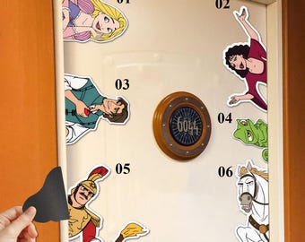 Puede incluir: Una puerta blanca con seis pegatinas de personajes de Disney numeradas. Las pegatinas representan a Rapunzel, una mujer con el pelo largo y rojo, un hombre con el pelo castaño, un camaleón, un caballo y un hombre con un traje rojo y dorado. La puerta tiene un ojo de buey redondo con el número 6044.