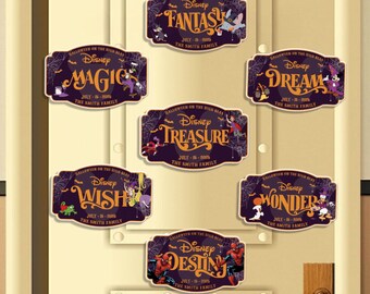 Può includere: Sette insegne di Halloween a tema Disney con le parole "Fantasy", "Magic", "Dream", "Treasure", "Wish", "Wonder" e "Destiny" in lettere dorate su sfondo viola. Ogni insegna include la data "15 luglio 2005" e "The Smith Family".