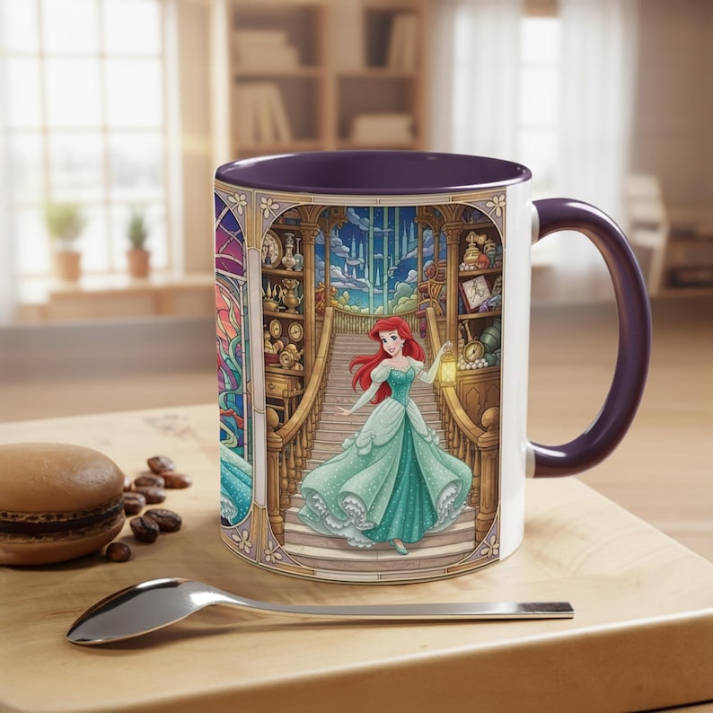 Pu&ograve; includere: Una tazza in ceramica bianca con interno e manico viola, con un'illustrazione colorata di una principessa in abito turchese. Il design include una scala, una lanterna e un effetto vetrata.