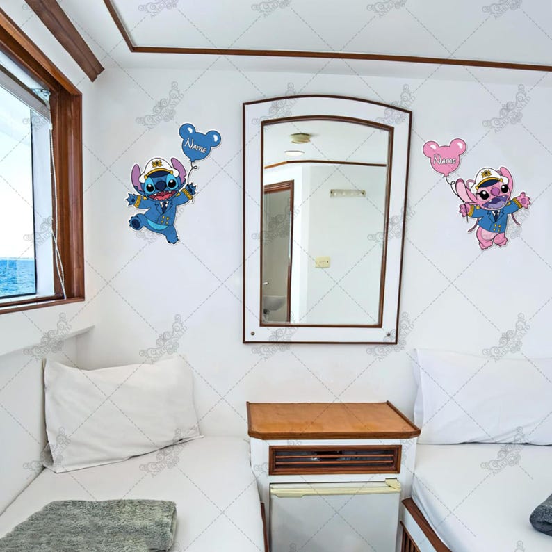 Puede incluir: Dos personajes de Stitch con globos azules y rosas, uno con un sombrero de capit&aacute;n, el otro con un lazo rosa. Los personajes est&aacute;n en una pared blanca con un espejo y dos camas blancas con mantas grises.