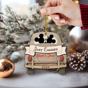 Personalisierte Mickey Minnie Santa Truck Ornament, Disney Paar Ornament, Disneyland Ornamente, nur verlobt Ornament, Weihnachtsbaum Dekor