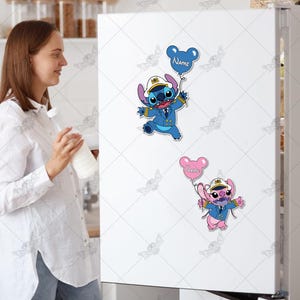 Puede incluir: Dos imanes de Stitch azul y rosa con un globo azul y rosa que dice "Name" en un refrigerador blanco.