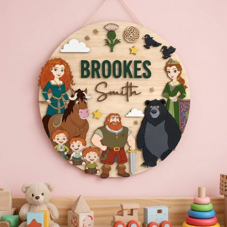 Peut inclure: Un panneau rond en bois avec le nom "Brookes Smith" en lettres vertes et marron. Le panneau pr&eacute;sente des personnages de dessins anim&eacute;s, dont une princesse, un ours et d'autres personnages, avec des &eacute;l&eacute;ments d&eacute;coratifs comme des nuages et des &eacute;toiles.