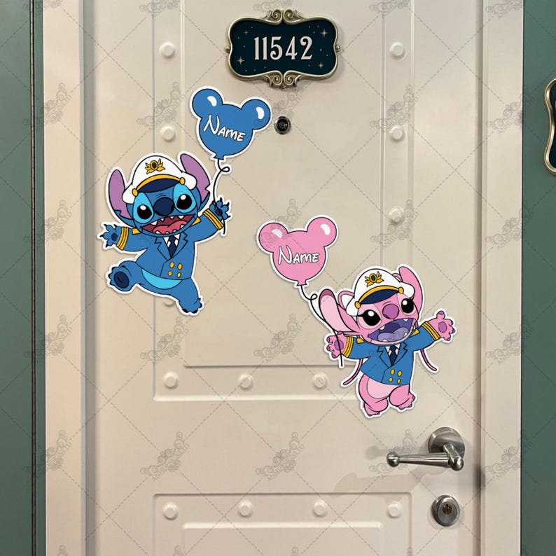 Puede incluir: Dos personajes de dibujos animados Stitch azules y rosas que llevan gorras de capit&aacute;n y sostienen globos con la palabra "Nombre" en ellos. Los personajes est&aacute;n en una puerta blanca con una placa de n&uacute;mero que dice "11542".