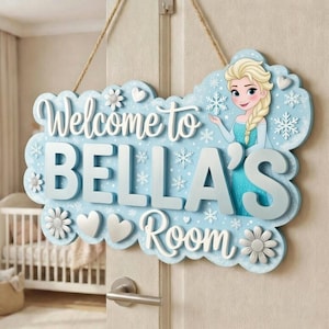 以下が含まれることがあります： 「Welcome to BELLA'S Room」の白い文字が書かれた、水色の木製サイン。プリンセスのイラストと、雪の結晶、ハート、花の装飾が施されています。ジュートロープから吊り下げられています。