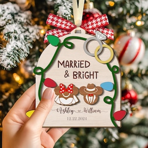 Personalisierte Disney Married and Bright Ornament, Mickey Minnie Weihnachtsverzierung, Disney Paar-Hochzeitsverzierung, Brautgeschenk