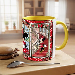 Puede incluir: Una taza de cer&aacute;mica blanca con interior y asa amarillos. La taza presenta un colorido dise&ntilde;o de vidriera con Minnie Mouse con un vestido de lunares rojos. La taza est&aacute; decorada con lunares rojos y detalles ornamentados.