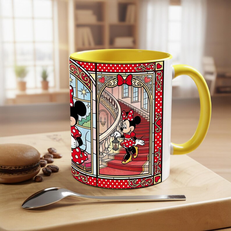 Puede incluir: Una taza de cer&aacute;mica blanca con interior y asa amarillos. La taza presenta un colorido dise&ntilde;o de vidriera con Minnie Mouse con un vestido de lunares rojos. La taza est&aacute; decorada con lunares rojos y detalles ornamentados.