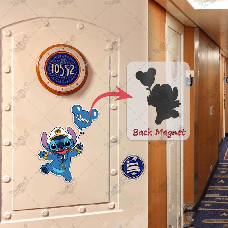 Puede incluir: Un personaje azul de Stitch con un sombrero de capit&aacute;n y sosteniendo un globo que dice "Name". El personaje es un im&aacute;n y se puede pegar a una superficie met&aacute;lica. El fondo muestra una puerta blanca con una placa redonda azul y dorada con el n&uacute;mero "10552".