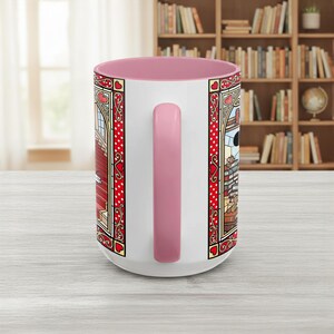 Puede incluir: Una taza de cer&aacute;mica blanca con interior y asa rosas. La taza presenta un borde decorativo con corazones y una ilustraci&oacute;n detallada de una escena de biblioteca. El asa es de color rosa liso.