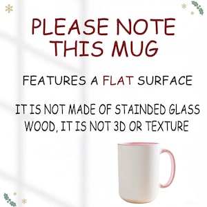 Puede incluir: Taza blanca con interior y asa rosas. El texto de la imagen dice: "PLEASE NOTE THIS MUG FEATURES A FLAT SURFACE IT IS NOT MADE OF STAINDED GLASS WOOD, IT IS NOT 3D OR TEXTURE."