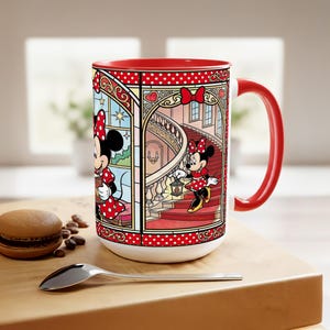 Puede incluir: Una taza de cer&aacute;mica blanca con interior y asa rojos. La taza presenta un colorido dise&ntilde;o de vidriera con Minnie Mouse con un vestido de lunares rojos. El dise&ntilde;o envuelve la taza, mostrando a Minnie en diferentes poses.