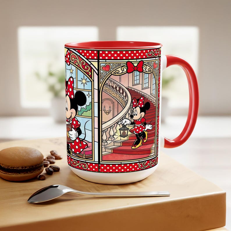 Puede incluir: Una taza de cer&aacute;mica blanca con interior y asa rojos. La taza presenta un colorido dise&ntilde;o de vidriera con Minnie Mouse con un vestido de lunares rojos. El dise&ntilde;o envuelve la taza, mostrando a Minnie en diferentes poses.