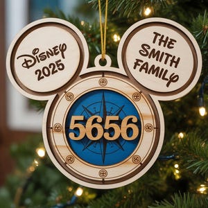 Personalisierte Disney Cruise Line Ornament 2025, Mickey Family Cruise Holzverzierung, Bullauge Ornament, Bullauge Ornament, Cabochon Türnummer