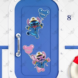 Puede incluir: Dos personajes de dibujos animados azul y rosa que llevan gorras de capit&aacute;n y sostienen globos con la palabra "NAME" en ellos. Los personajes est&aacute;n en una puerta azul con una manija plateada. El n&uacute;mero 8 est&aacute; en la pared a la derecha de la puerta.