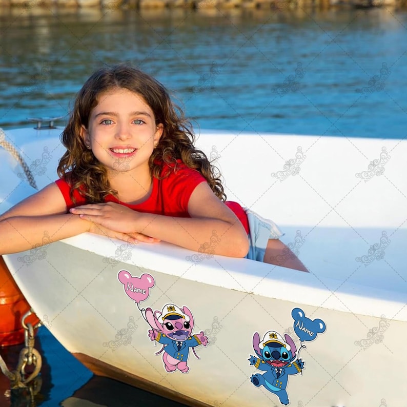 Puede incluir: Una ni&ntilde;a con una camiseta roja se sienta en un bote blanco con una pegatina de un personaje de dibujos animados azul y rosa en el lateral. La pegatina representa a un personaje azul con un globo rosa que dice "Nombre".