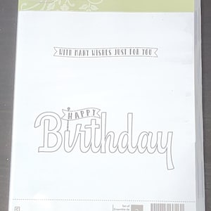 Puede incluir: Una hoja de plástico transparente con un juego de sellos grises para manualidades. El juego de sellos incluye las palabras "Birthday Wishes for You" y "With Many Wishes Just for You". El juego de sellos también incluye una pancarta con las palabras "Happy Birthday".