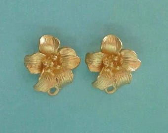 Op de afbeelding: Een paar gouden bloemvormige oorbelbedels met een lus om aan sieraden te bevestigen.