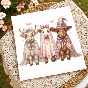 Mucca delle Highlands per Halloween PNG, Mucca Coquette PNG, Mucca Fantasma PNG, Design Mucca delle Highlands per Halloween, PNG per sublimazione rosa di Halloween, PNG per la stagione spettrale