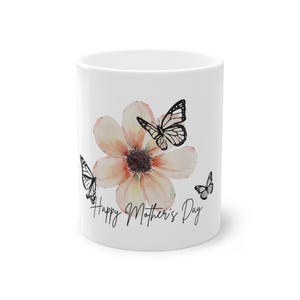 Tasse « Joyeuse fête des mères » avec fleurs et papillons à l'aquarelle – Cadeau élégant pour maman