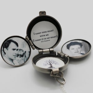 Peut inclure: Un m&eacute;daillon argent&eacute; ouvert, r&eacute;v&eacute;lant trois compartiments. &Agrave; l'int&eacute;rieur, des photographies en noir et blanc d'un homme et d'un enfant, d'une femme et d'une illustration d'arbre. Le compartiment central porte la citation "I carry your heart with me" de E.E. Cummings.