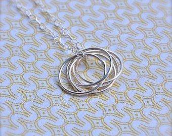 La collana di anelli in argento sterling