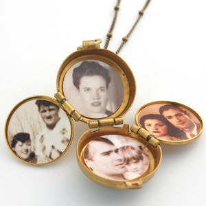 Peut inclure: Un collier avec un m&eacute;daillon dor&eacute; vintage, ouvert pour r&eacute;v&eacute;ler quatre petites photographies. Le m&eacute;daillon est rond avec un design &agrave; charni&egrave;re, et la cha&icirc;ne est de style perl&eacute; d&eacute;licat. Les photos sont en noir et blanc et en couleur.