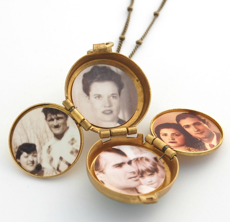 Peut inclure: Un collier avec un m&eacute;daillon dor&eacute; vintage, ouvert pour r&eacute;v&eacute;ler quatre petites photographies. Le m&eacute;daillon est rond avec un design &agrave; charni&egrave;re, et la cha&icirc;ne est de style perl&eacute; d&eacute;licat. Les photos sont en noir et blanc et en couleur.