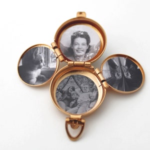 Peut inclure: Un m&eacute;daillon dor&eacute; en forme de tr&egrave;fle &agrave; quatre feuilles avec quatre compartiments circulaires. Chaque compartiment contient une photographie en noir et blanc. Les photographies incluent un portrait de femme, un chat et un groupe de personnes.