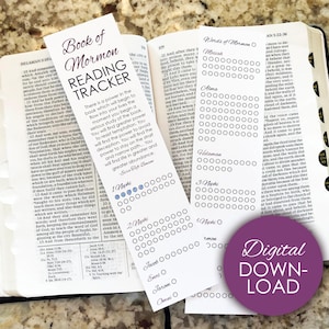 Puede incluir: Un marcador de lectura imprimible del Libro de Mormón con un diseño azul y blanco. El marcador tiene una sección para cada libro del Libro de Mormón con círculos para marcar los capítulos leídos.