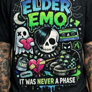 Może przedstawiać: Czarna koszulka z grafiką z napisem "ELDER EMO" w kolorze niebieskim i zielonym. Projekt zawiera czaszkę, ducha, kasetę i szachownicowe trampki. Tekst "IT WAS NEVER A PHASE" jest również dołączony.