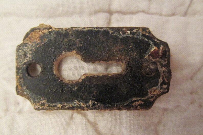 1 Vintage Keyhole metal finding
