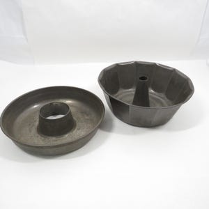 2 metal Cake Tins Pans Vintage Kitchen collectible