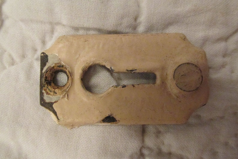1 Vintage Keyhole metal finding