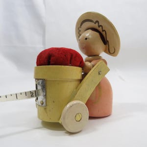 Nadel-Kissen Maßband Holz Figur Schiebekarre Vintage Sammlerstück