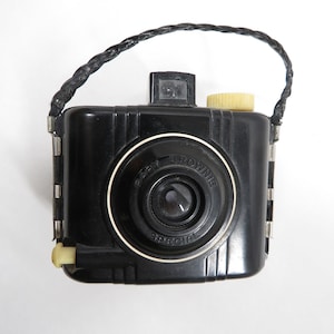 #vintage #kodak #camera Camera Brownie Baby Special MCM Kodak Vintage mid century 
Measures about 3 5/8" in w x about 3 1/4" in the center in h x about 3" in d #reuse #repurpose #recycle