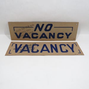 2 carteles de cartón mcm Vacante y No Vacante vintage